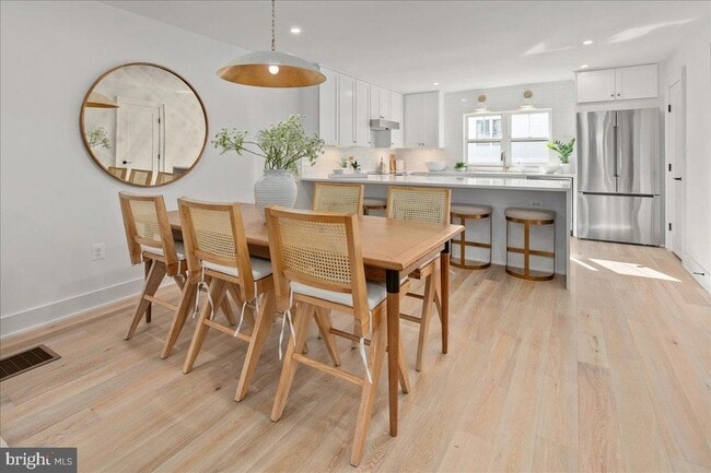 Building Photo - 911 N Irving St