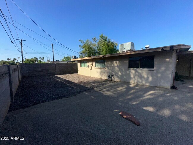 Building Photo - 1808 N Aster St