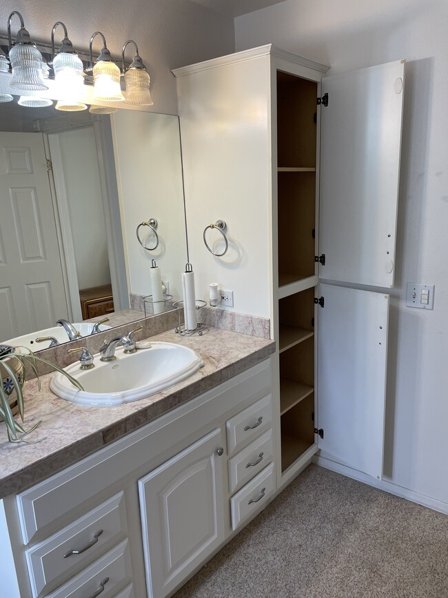 Vanity with storage - 1515 Ransom Rd