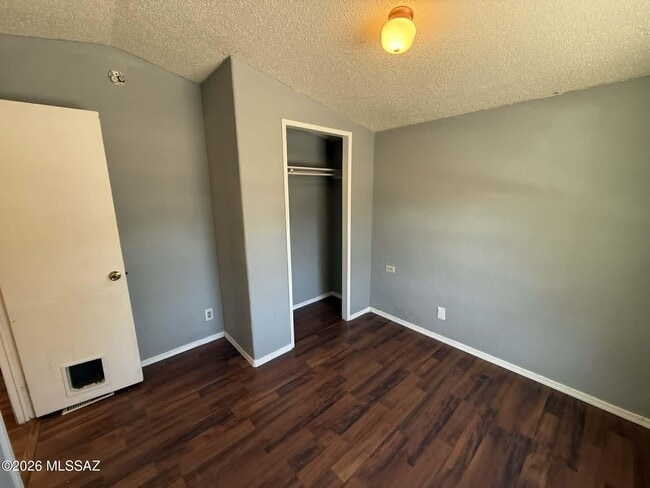 Building Photo - 2640 S Cottonwood Ln