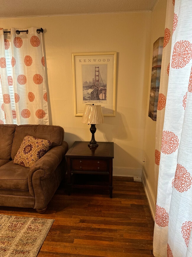 Building Photo - 1315 China St