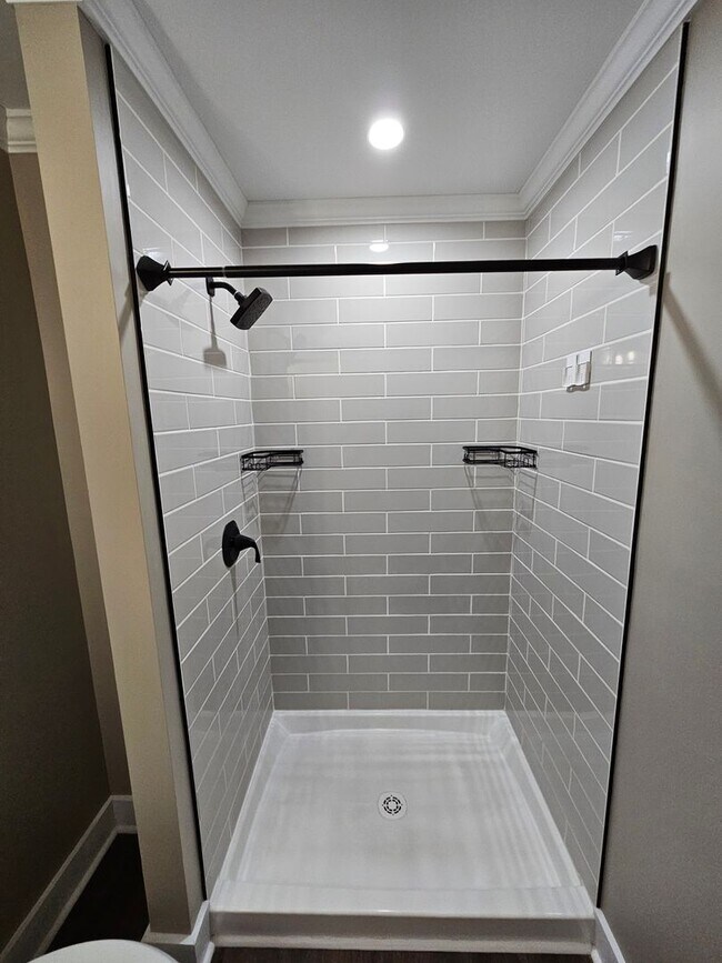 Building Photo - Well Maintained 3 Bedroom Home In The City