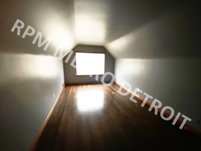 Building Photo - MOVE-IN READY BUNGALOW IN REDFORD