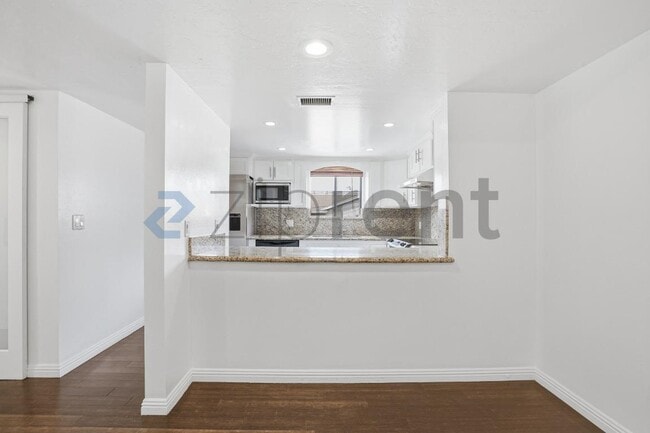 Building Photo - 743 Euclid Ave