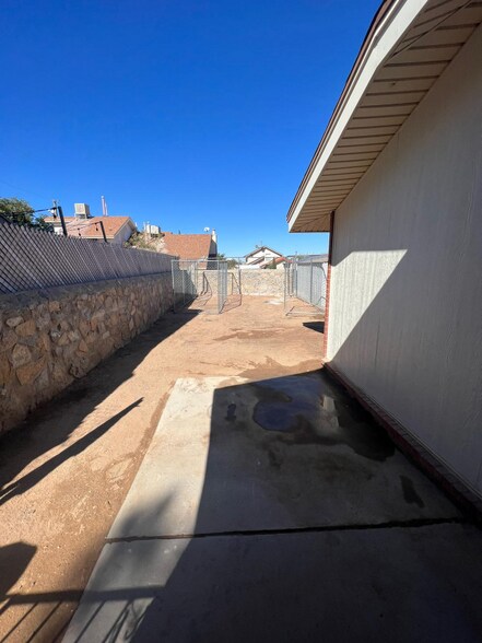 Building Photo - 5937 Sinclair St