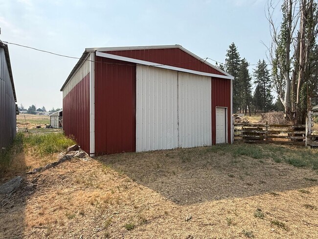 Building Photo - 2 Bedroom 1 Bath 1500 Sq/Ft home on Acreage in Medical Lake with 3 Car Garage & Out Building