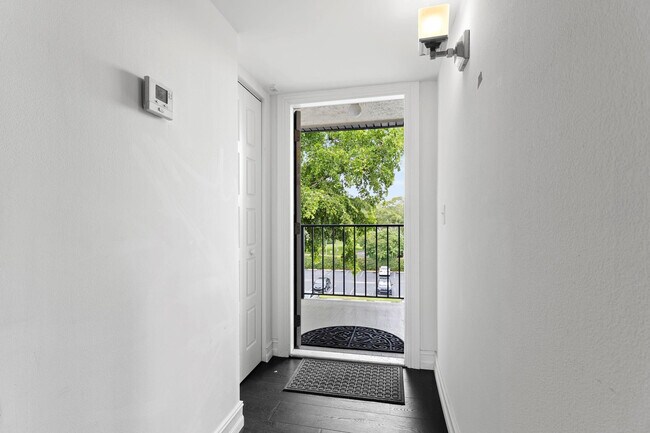 Building Photo - 9470 Poinciana Pl