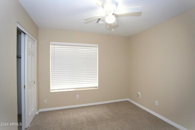 Building Photo - 1130 W Raven Dr