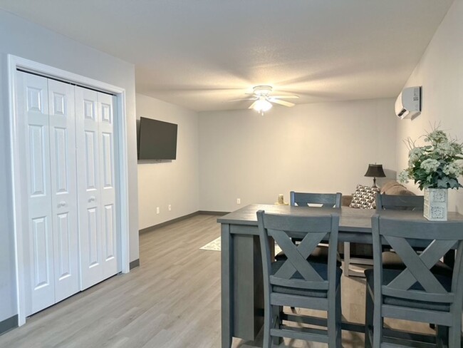 Building Photo - Modern 1-bedroom retreat / Walk to Downtown