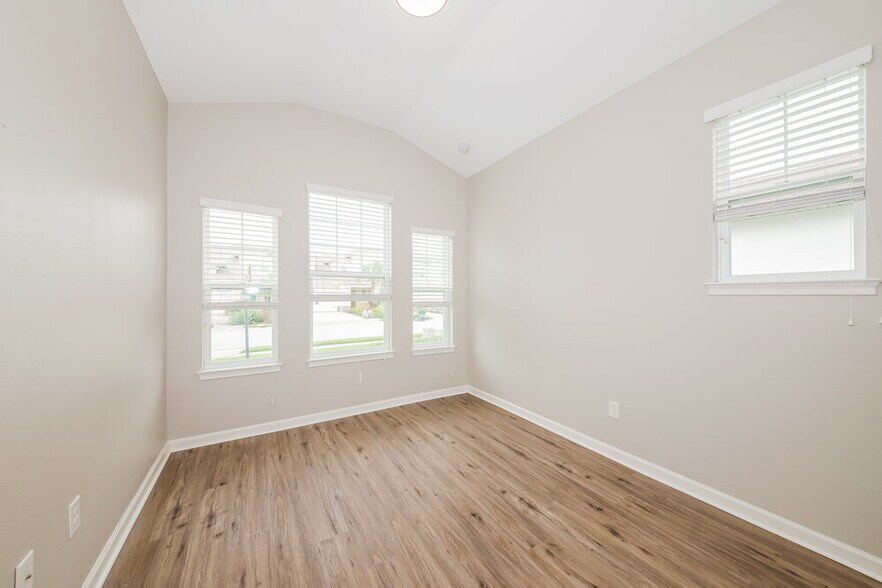 Building Photo - 11832 Meadowgate Pl
