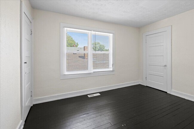 Building Photo - 1052-1052 N Warman Ave