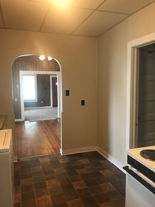 Building Photo - Very clean 3 bedroom/1 bath house in El Do...