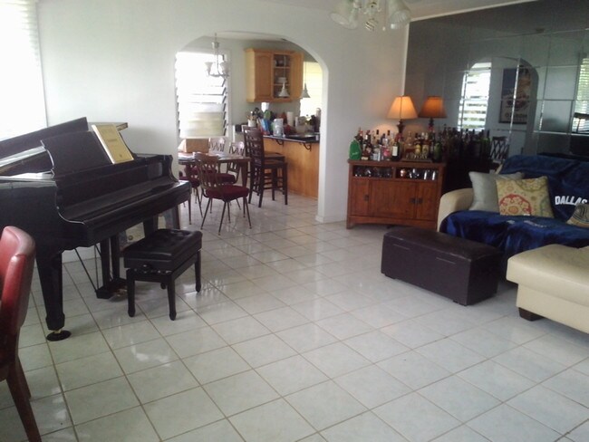 Building Photo - 547 Auwai St