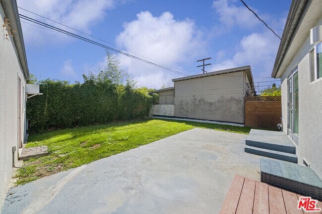 Building Photo - 1610 S Hayworth Ave