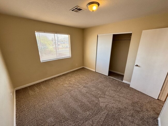 Building Photo - Spacious 3BED/3BATH Two story home located...