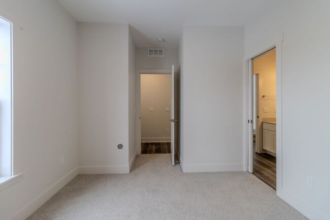 Building Photo - 1502 Simsbury St