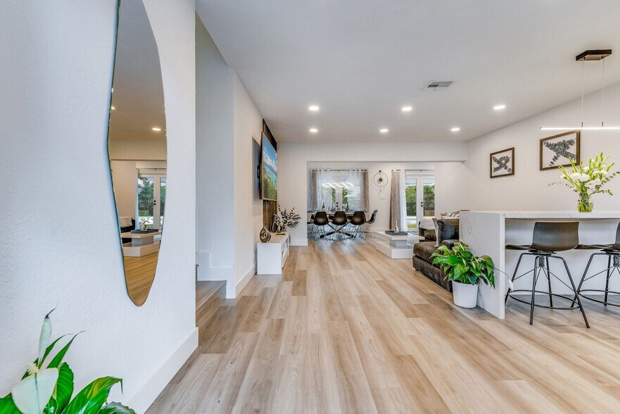 Building Photo - 834 SW 14th Ct