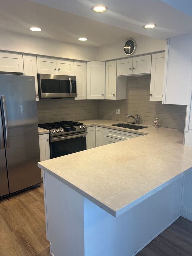 Building Photo - Huge 2 bed 2 bath condo.  2 balconies peek a boo ocean views