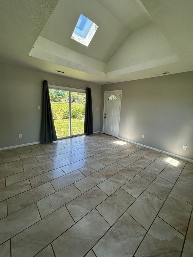 Building Photo - Coming Soon! Cozy 2-Bedroom Gem | $1,049/m...