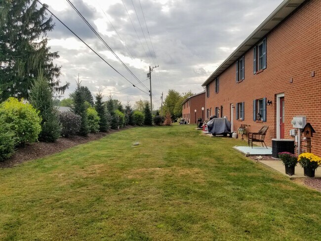 Building Photo - NEWLY UPDATED Two Bedroom Townhouse! Amazi...