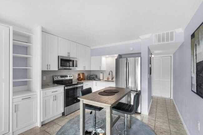 Building Photo - 210 Pelham Rd