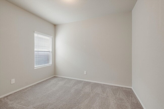 Building Photo - Well-Maintained Home with Modern Conveniences