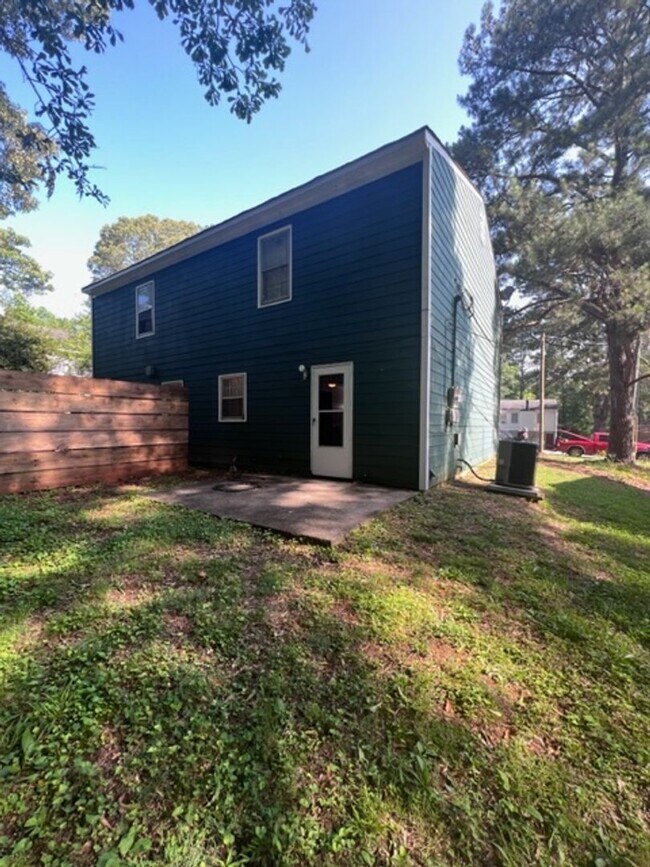 Building Photo - 112-114 Northwoods Drive