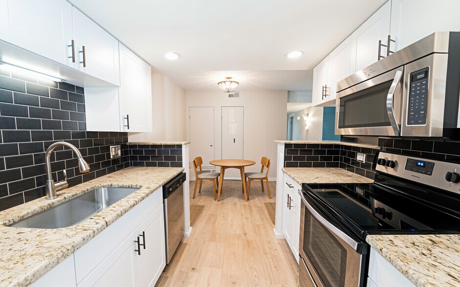 Building Photo - 8335 Fairmount Dr