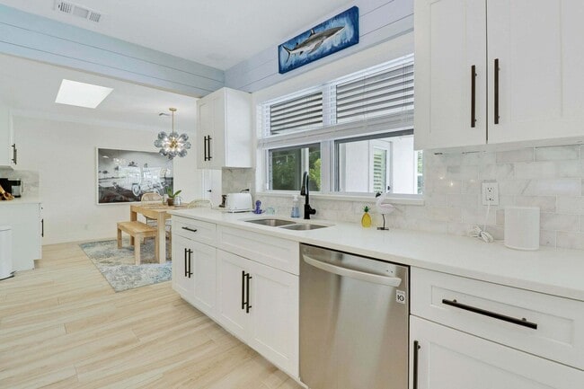 Building Photo - 9 W Riverside Dr