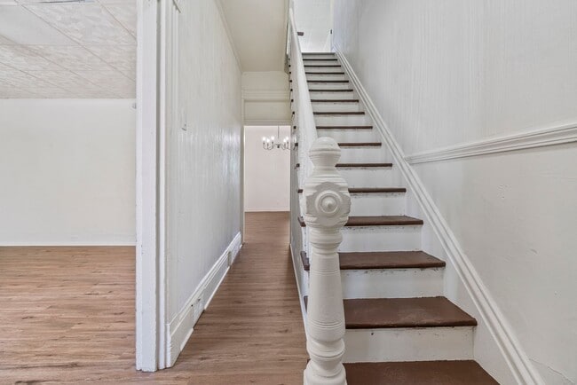 Building Photo - 4 bed 1 bath - all updated, central air, laundry