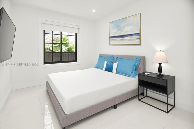 Building Photo - 733 Michigan Ave