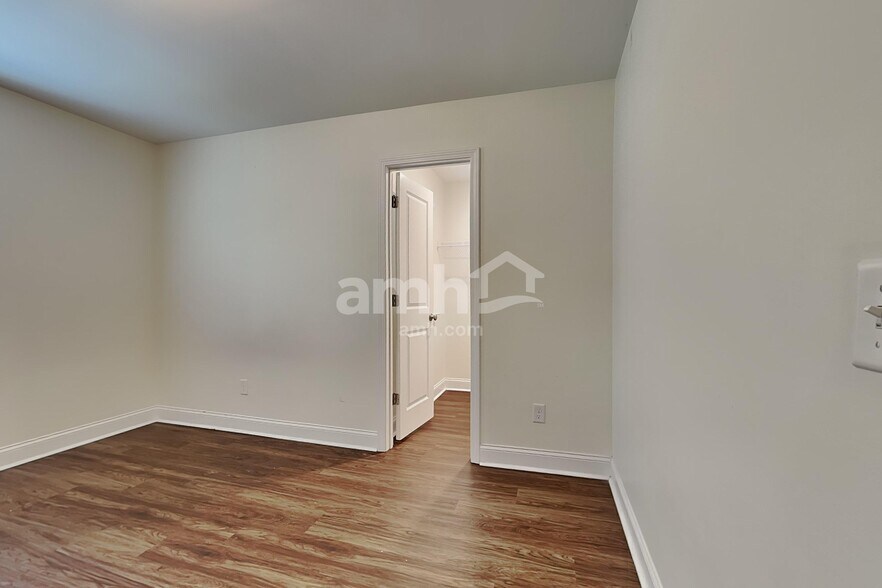 Building Photo - 218 Swan Dr