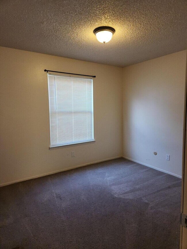 Building Photo - 5325 Heritage Way NE