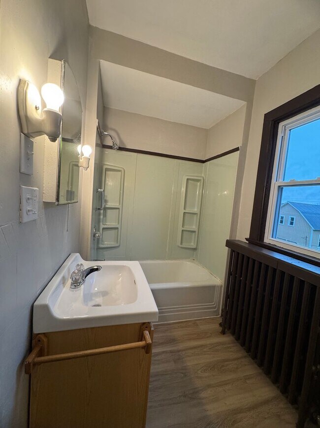 Building Photo - 9612 Bowman St