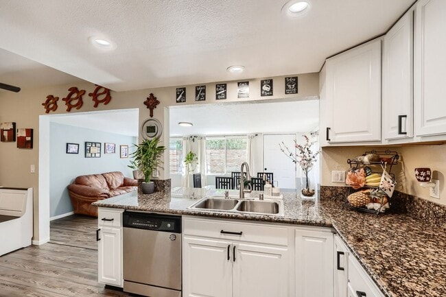 Building Photo - Charming 3-Bedroom, 2-Bath Home in a Cul-d...