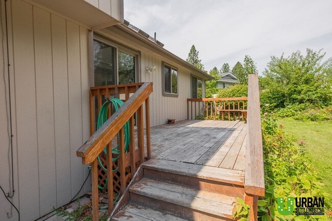 Building Photo - Spacious 4 bedroom and 3 bathroom house fo...