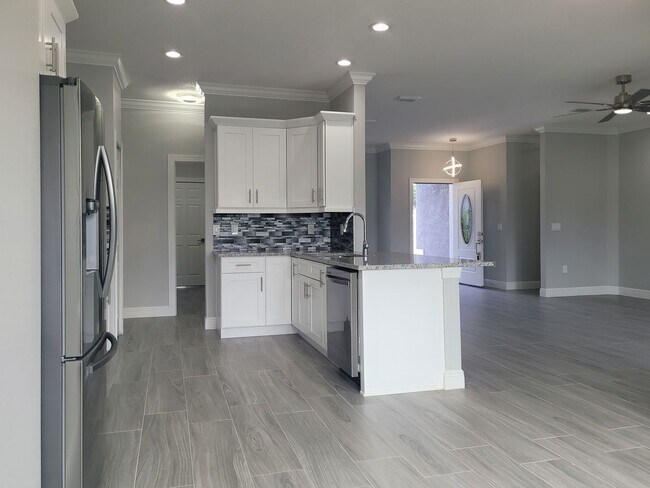 Building Photo - 4 Bedrooms and 2 Bathrooms