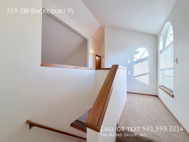 Building Photo - 719 SW Backcourt Pl