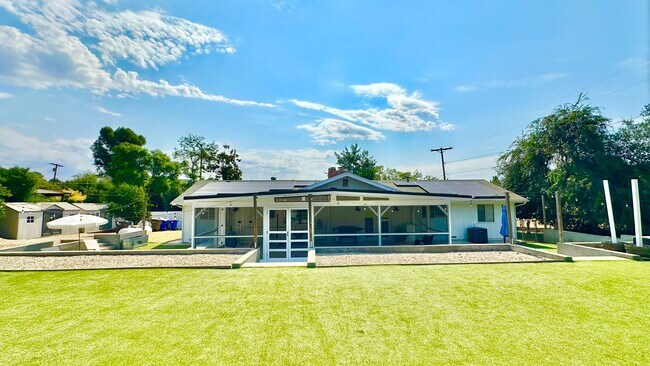 Building Photo - Beautifully Remodeled and Charming Country...