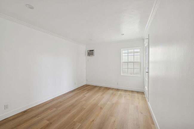 Building Photo - 1008 N Stanley Ave