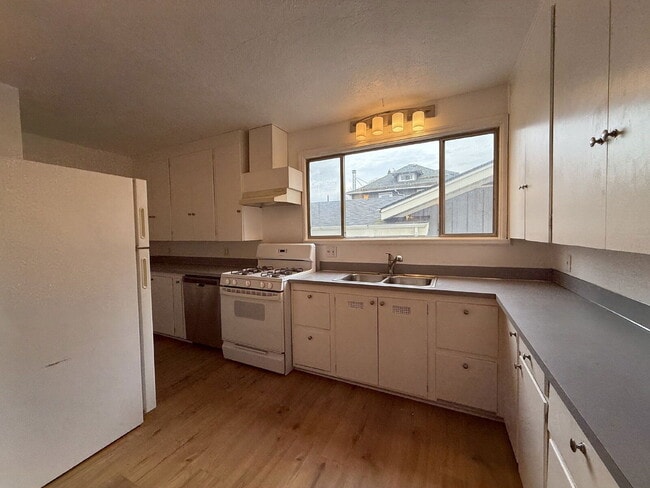 Building Photo - 777 W 10th Ave