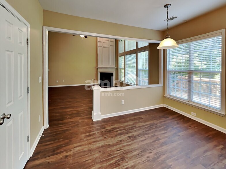 Building Photo - 3695 Moor Pointe Dr
