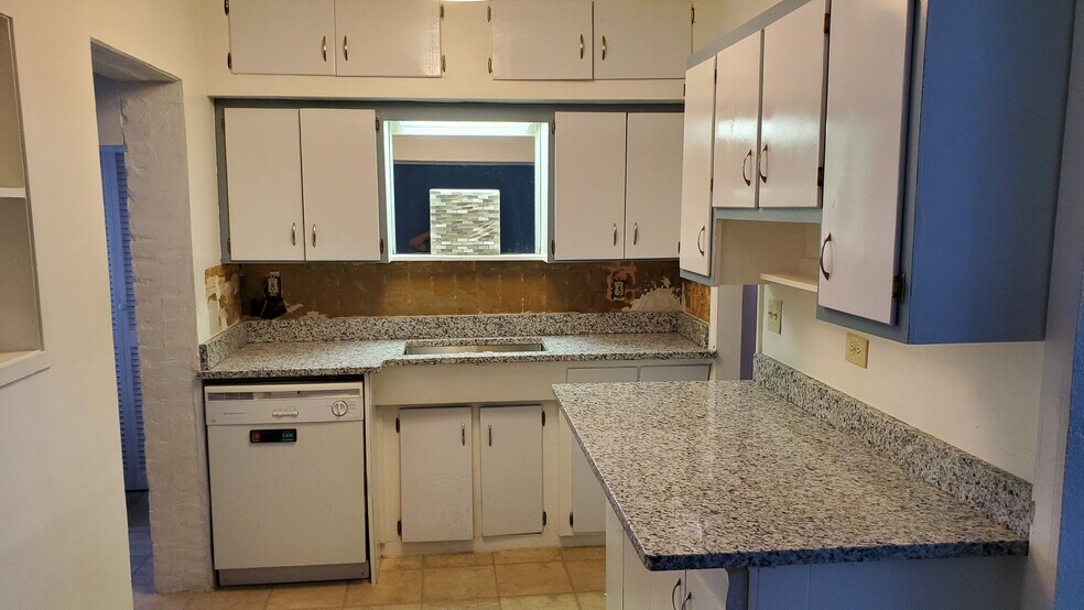 Building Photo - 13406 Boca Ciega Ave