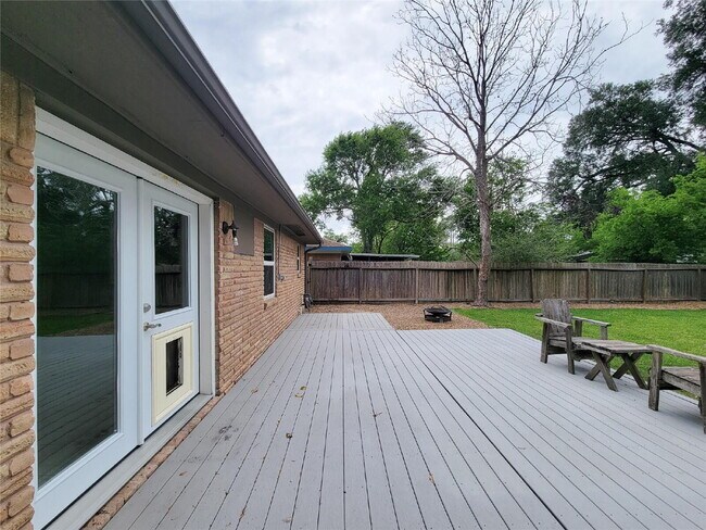 Building Photo - 3 Bed Home for Rent in Westbury 77035 with Large Fenced Yard & Deck