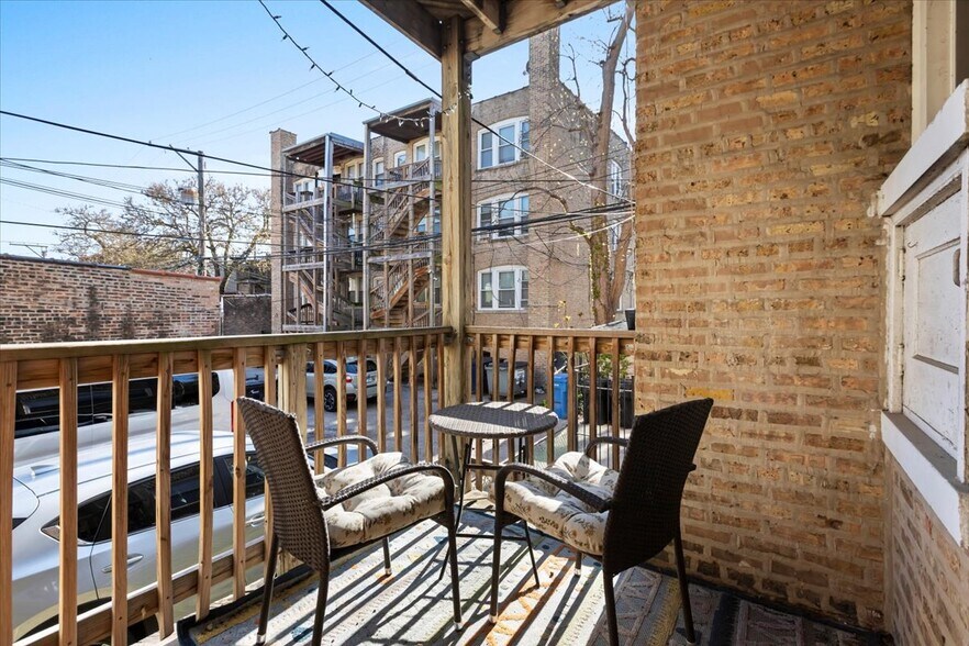 Building Photo - 1441 W North Shore Ave