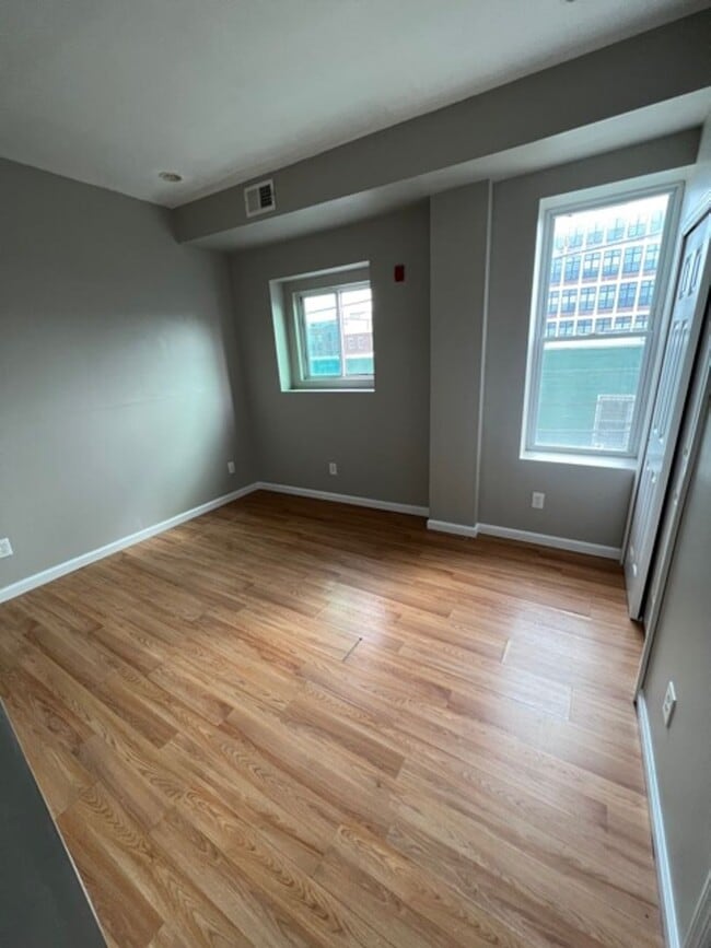 Building Photo - 2113 E Huntingdon St