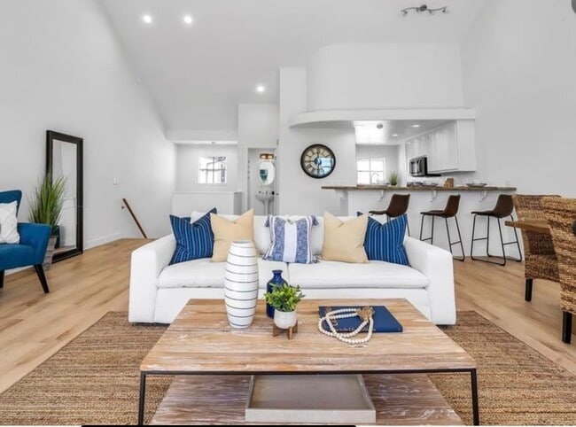 Living Room / Kitchen 2 - 138 S Broadway