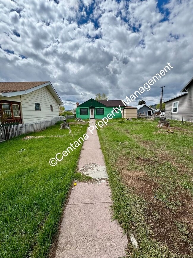 Building Photo - 2 Bedroom 1 Bath Home