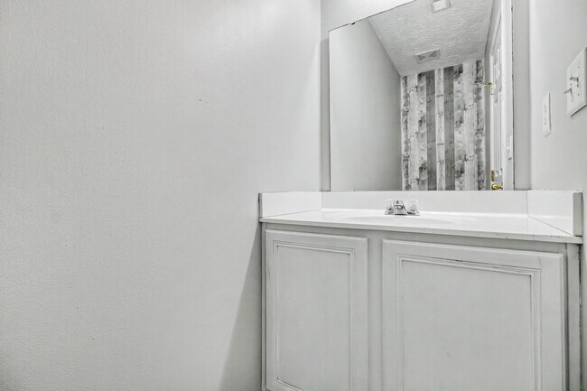 Building Photo - 6224 Baymiller Ln
