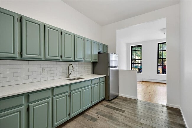 Building Photo - 352 E 116th St